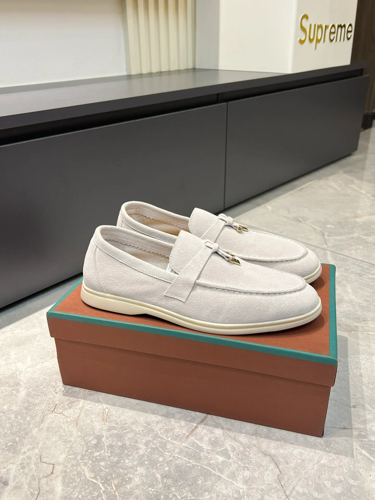 Men's shoes 💰p360 "Loro men's shoes 💰pian'*" Classic L men's shoes for couples 💰p Top version British flat loafers, a must-have item in old money style, the minimalist design is eye-catching and durable, a plus point for dressing The soft foot feel and texture are outstanding. They don’t scratch your feet and are very nice. They are matched with soft and waxy soles. They can be worn daily for a long time without getting tired. They are easy to wear, versatile and classic items, with perfect foot feel and texture! Imported cashmere fabric, the lining is made of imported A-grade water-dyed cow lining, the top version of the genuine leather midsole is sewn with pure handmade mark thread! Size: Female 35-40 (34. Customized) Male 38-44 (45.46. Customized)